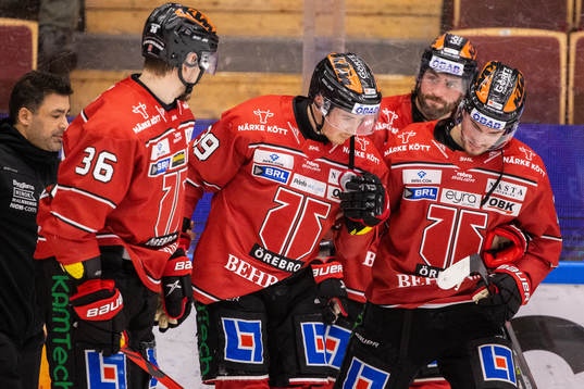 Örebros Joel Mustonen får hjälp av lagkamrater att