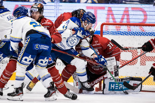Leksands Carter Ashton framför Örebros målvakt Jonas
