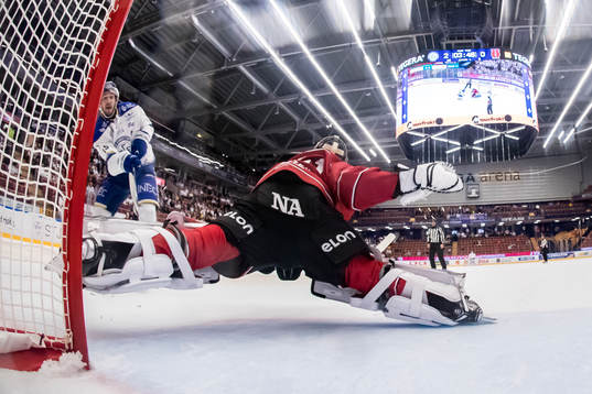 Leksands Max Veronneau och Örebros målvakt Jonas Arntzen