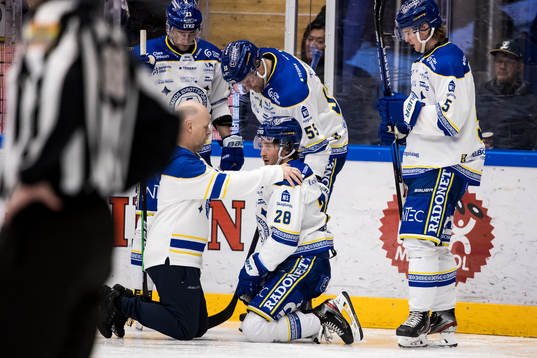 Leksands Justin Kloos ses över av Leksands fysioterepaut