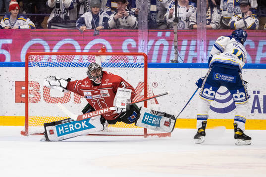 Örebros målvakt Jonas Arntzen räddar en straff från