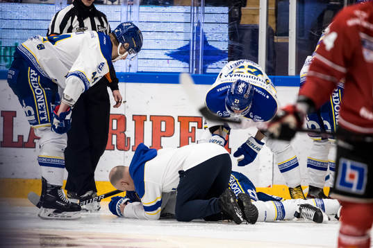 Leksands Justin Kloos ses över av Leksands fysioterepaut