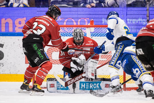 Örebros Petr Zámorský och Justin Kloos framför Örebros