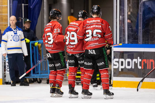 Örebros Joel Mustonen får hjälp av lagkamrater att