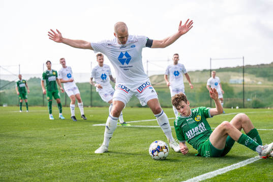 Martin Bjørnbak of Molde and Williot Swedberg of Hammarby