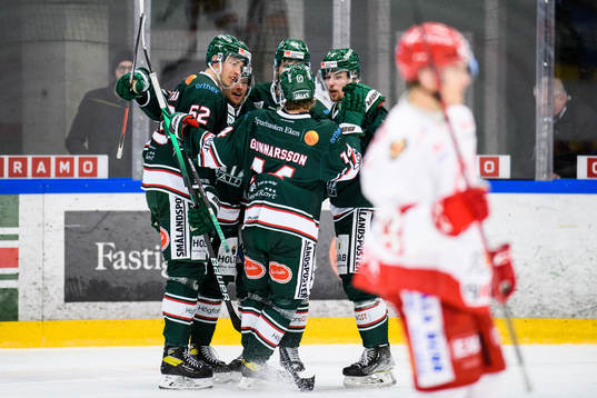 Tingsryds Joachim Nermark jublar med lagkamrater