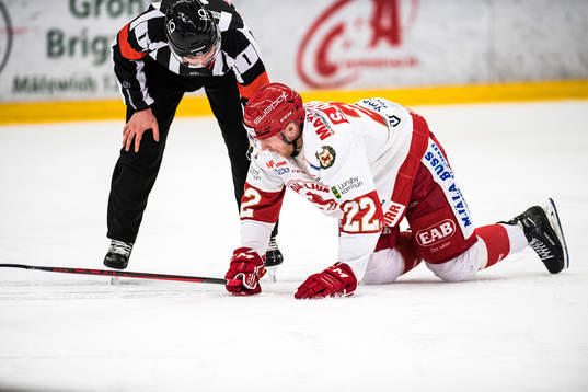 Troja/Ljungbys Carl-Johan Sjögren  på isen och har ont