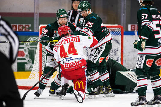 Tingsryds Nils Thomasson och William Fransson stoppar