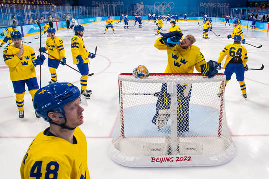 Carl Klingberg and goaltender Magnus Hellberg of Sweden