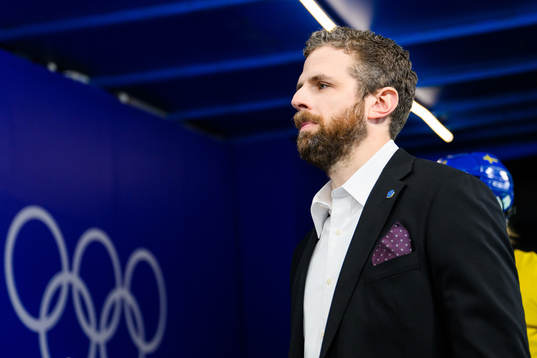 Head coach Ulf Lundberg of Sweden in an ice hockey quarter