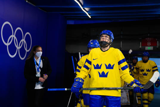 Linnea Johansson of Sweden in an ice hockey quarter final