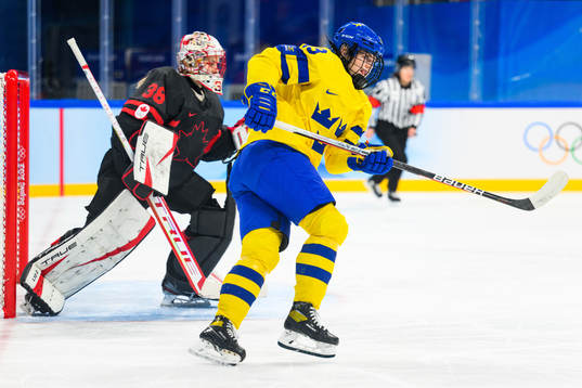 Emma Murén of Sweden in an ice hockey quarter final game