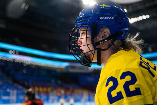 Linn Peterson of Sweden in an ice hockey quarter final game