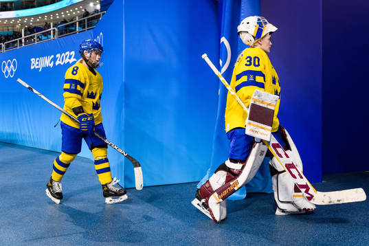 Ebba Berglund and goaltender Emma Söderberg looks dejected
