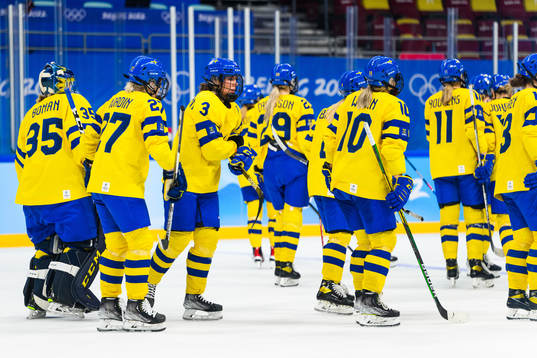 Anna Kjellbin and team mates of Sweden looks dejected in an