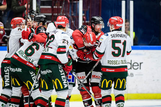 Frölundas Simon Edvinsson och Malmö Redhawks Carl Persson