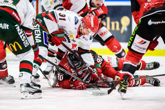 Frölundas Nicklas Lasu och Malmö Redhawks Lance Bouma