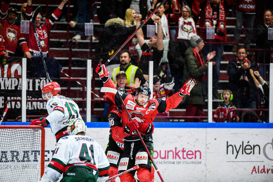 Malmö Redhawks Carl Söderberg jublar