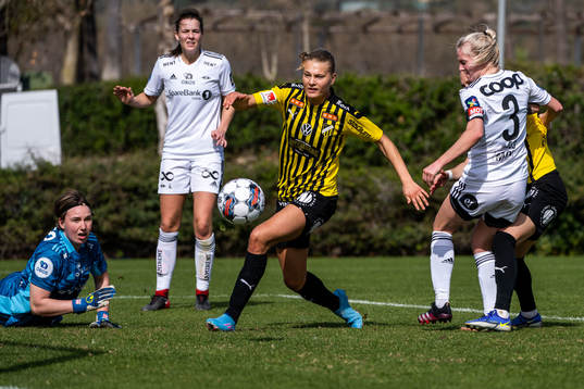 Stine Larsen of Häcken scores 2-1