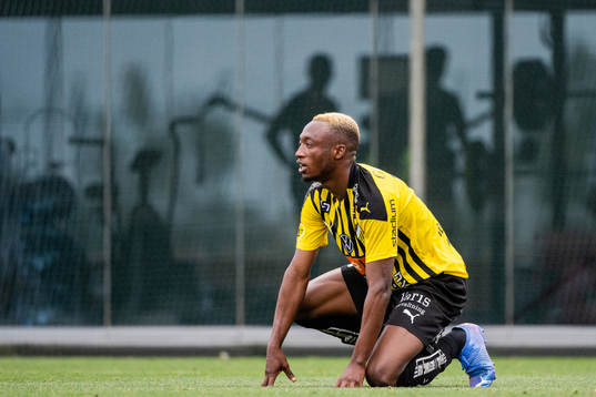 Benie Traore of Häcken looks dejected