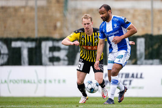 Gustav Berggren of Häcken and Junior Serge of Sarpsborg 08
