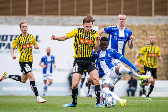 Oscar Uddenäs of Häcken and Laurent Mendy of Sarpsborg 08
