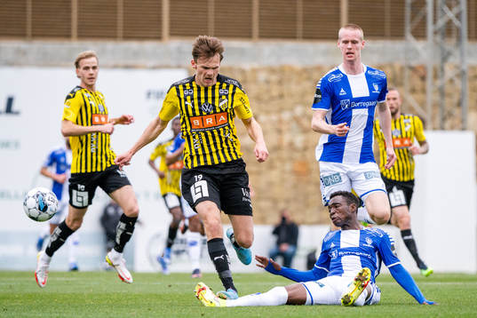 Oscar Uddenäs of Häcken and Laurent Mendy of Sarpsborg 08