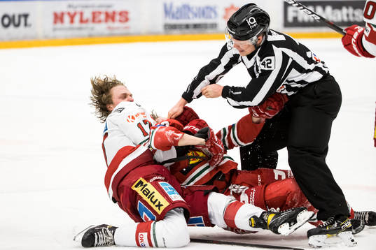 Modos Riley Woods och Moras Filip Björkman i fight