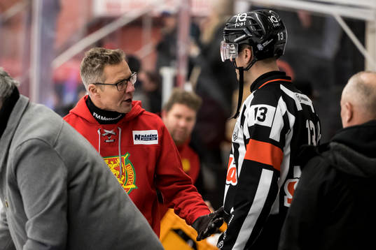 Moras tränare Johan Hedberg  och domare Stefan Johansson