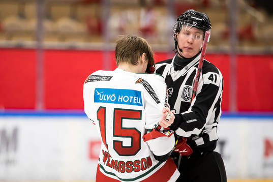 Modos Filip Sveningsson och linjedomare Teodor Sörholm