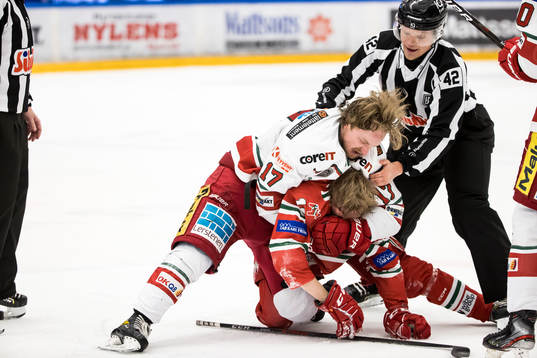 Modos Riley Woods och Moras Filip Björkman i fight