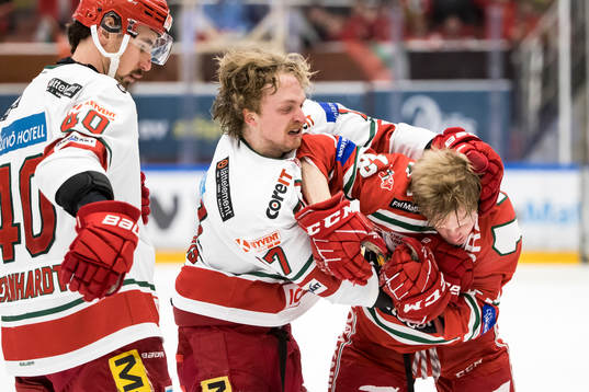Modos Riley Woods och Moras Filip Björkman i fight