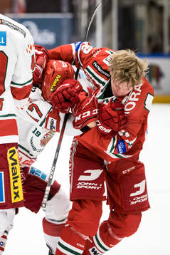 Moras Filip Björkman och Modos Riley Woodsi fight
