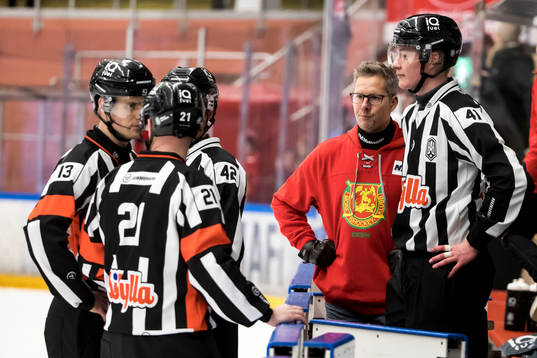 Moras tränare Johan Hedberg  och domarna Anders Sandahl