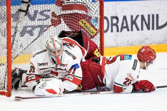 Modos målvakt Henrik Tikkanen och Modos Sam Vigneault