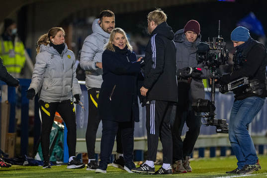 Emma Hayes, head coach of Chelsea, and Jonas Eidevall, head