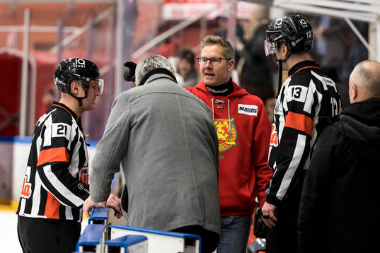 Moras tränare Johan Hedberg  och domarna Anders Sandahl