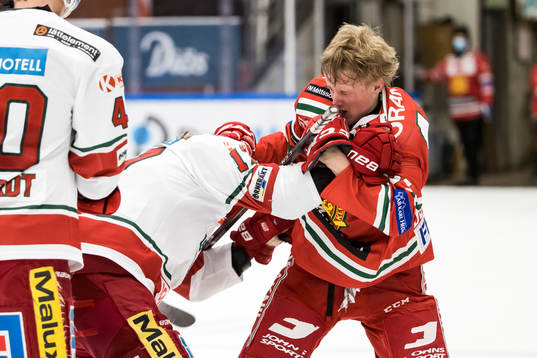 Modos Riley Woods och Moras Filip Björkman i fight