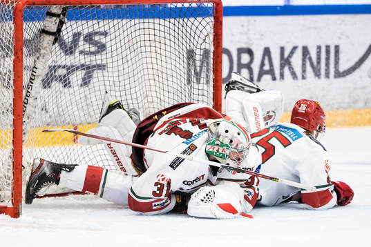 Modos målvakt Henrik Tikkanen och Modos Sam Vigneault