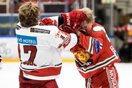 Modos Riley Woods och Moras Filip Björkman i fight