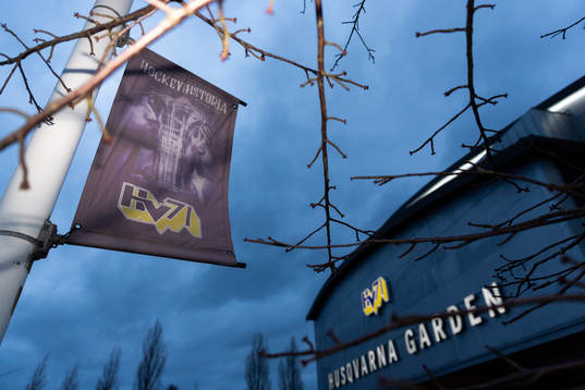 HV71s logotyp utanför Husqvarna Garden
