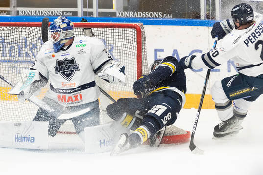 s Max Wennlund och Karlskogas målvakt Lars Volden och