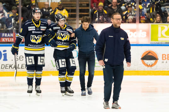 s Jonathan Wikström lämnar isen