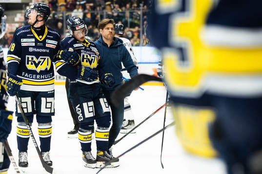 s Jonathan Wikström lämnar isen