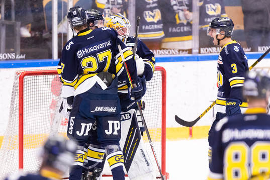 s målvakt Jonas Gunnarsson jublar