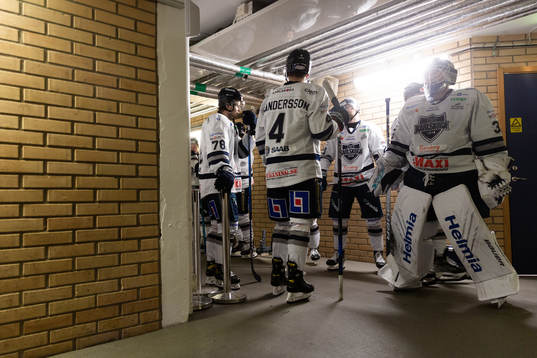 Karlskogas spelare, däribland målvakt Lars Volden