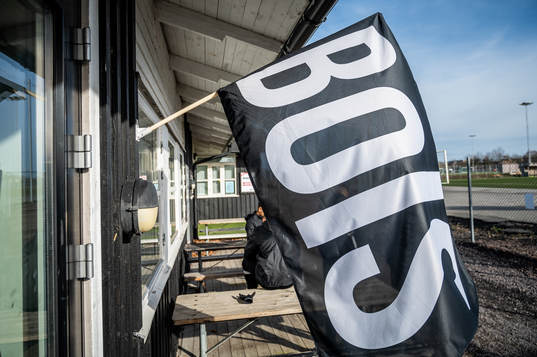 En Landskrona BoIS-flagga utanför shoppen