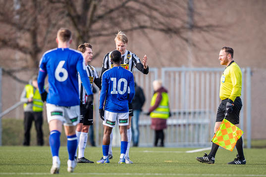 Landskronas Viktor Wihlstrand i diskussion med Trelleborgs