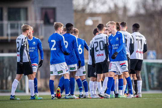 Spelarna tackar varandra