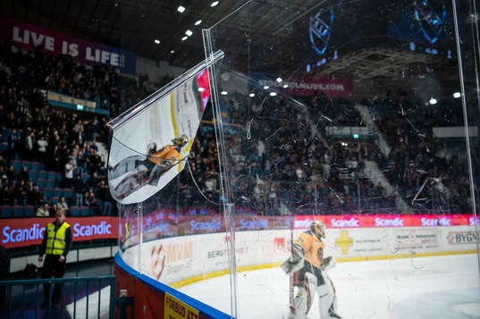 Plexiglaset har gått sönder